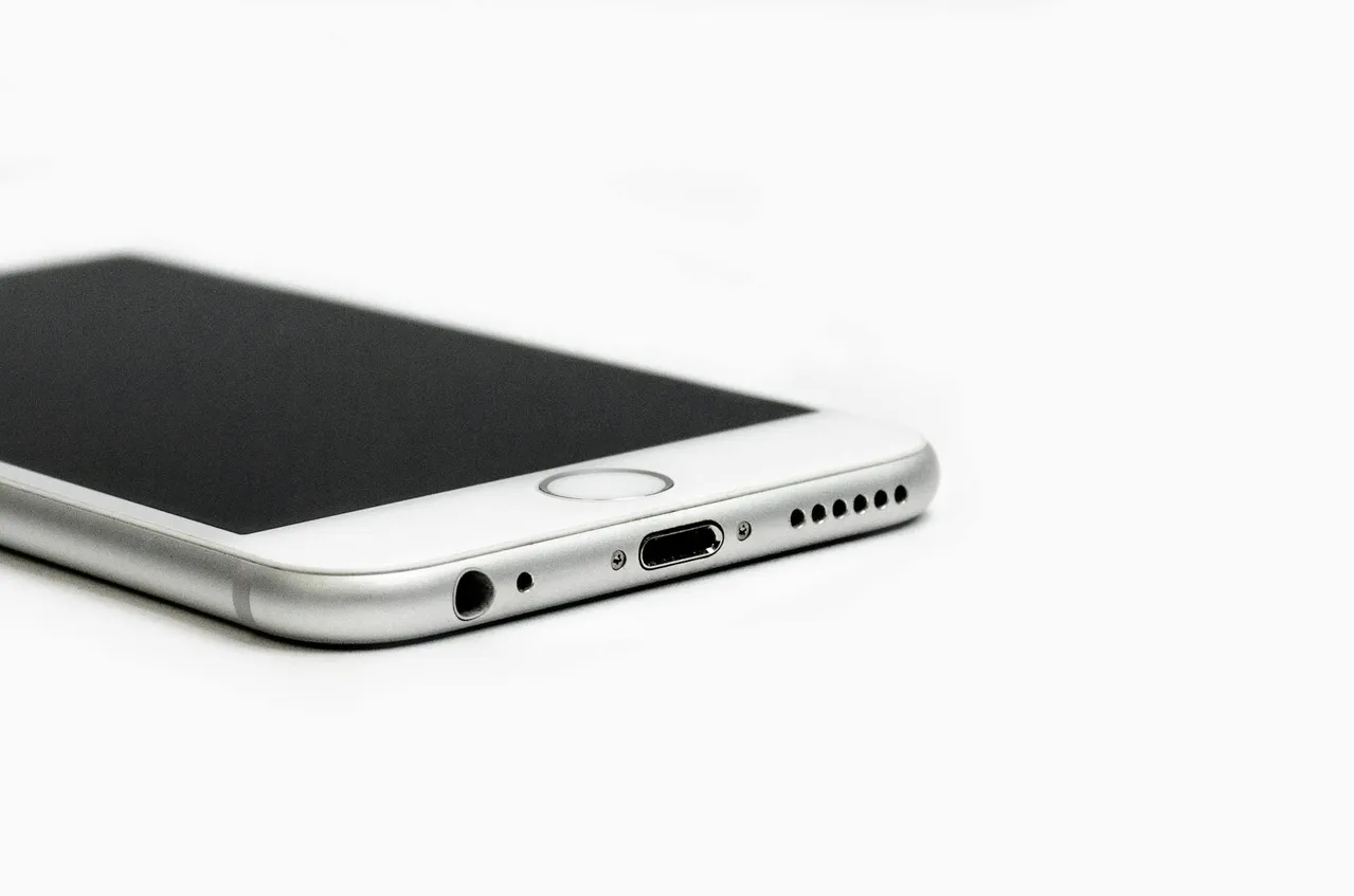 Jaką ładowarkę do iPhone wybrać w 2025 roku? Zamiennik vs oryginał