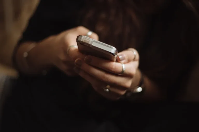 Czym różnią się smartfony refurbished od używanych i co się bardziej opłaca?