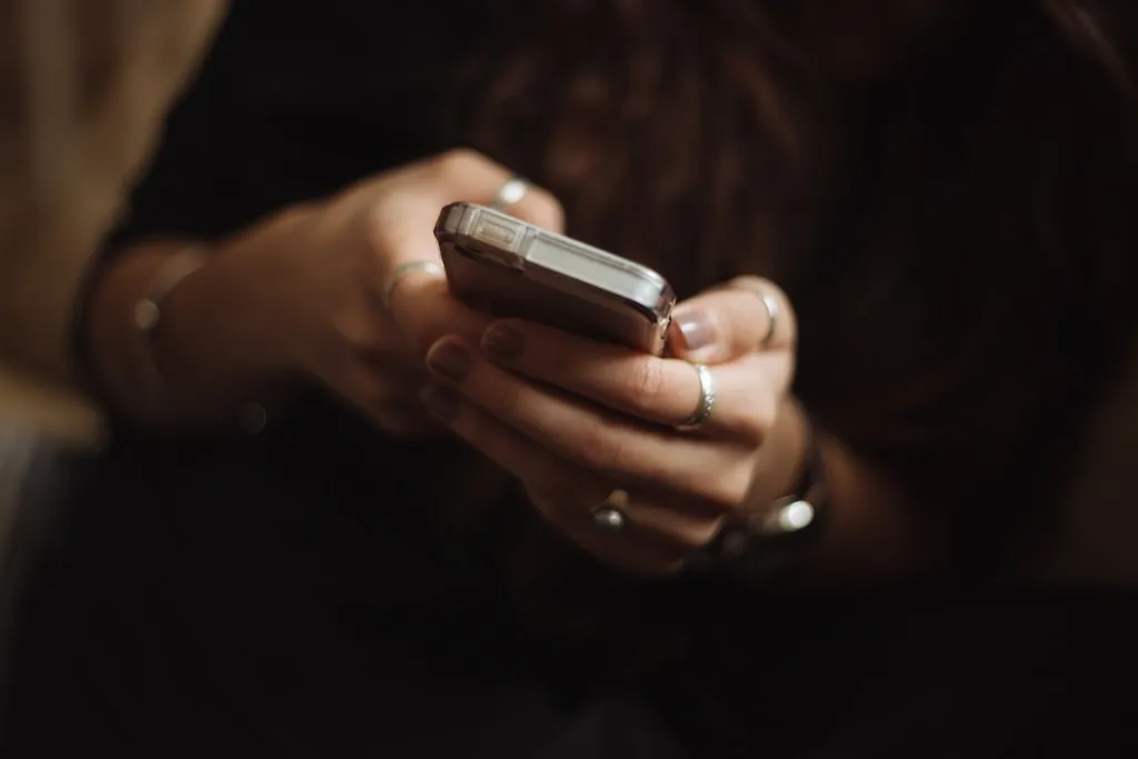 Czym różnią się smartfony refurbished od używanych i co się bardziej opłaca?